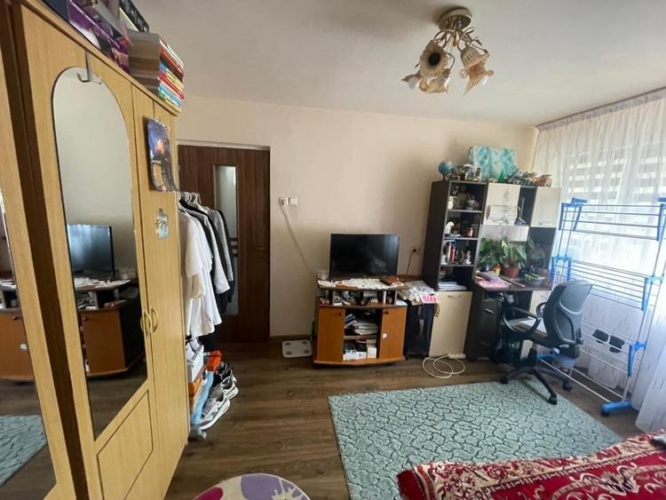 Apartament cu 3 camere semidecomandat, mobilat în Valea Rosie