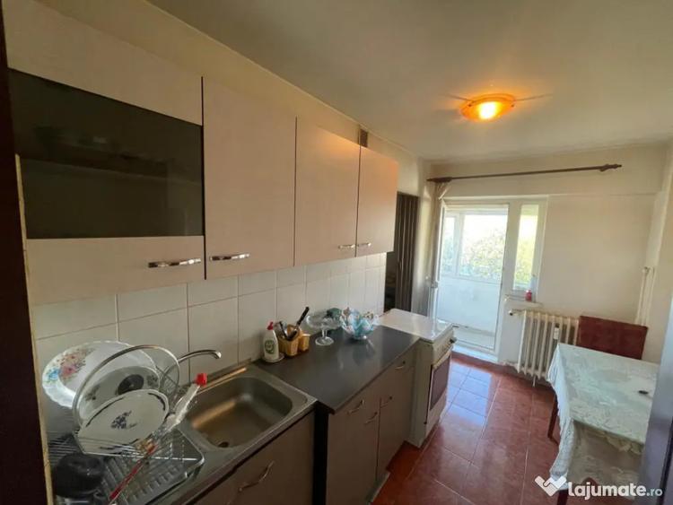Apartament cu 3 camere decomandat în Sărari