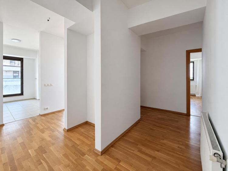 Apartament cu 3 camere semidecomandat, mobilat în Pipera
