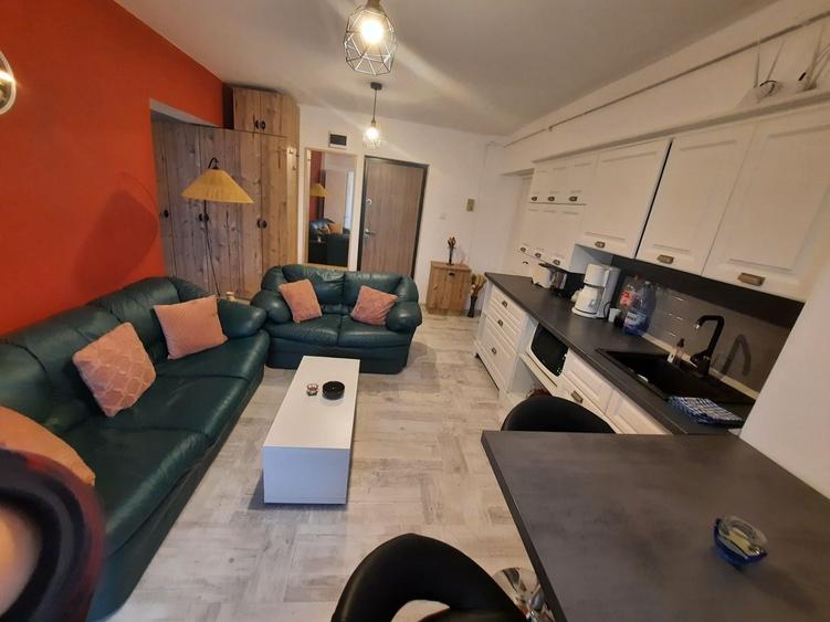 Apartament cu 3 camere decomandat în Exterior Vest