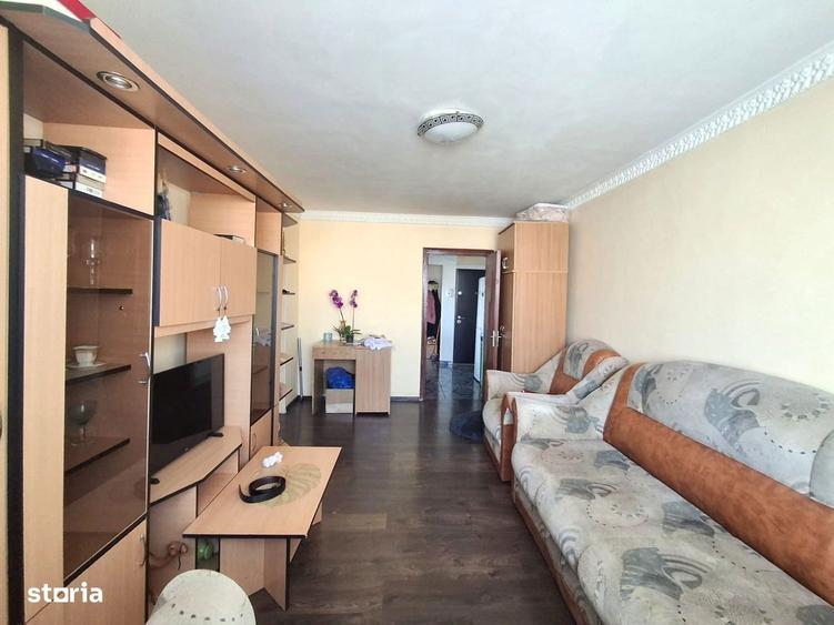 Apartament cu 3 camere semidecomandat, mobilat în Dristor