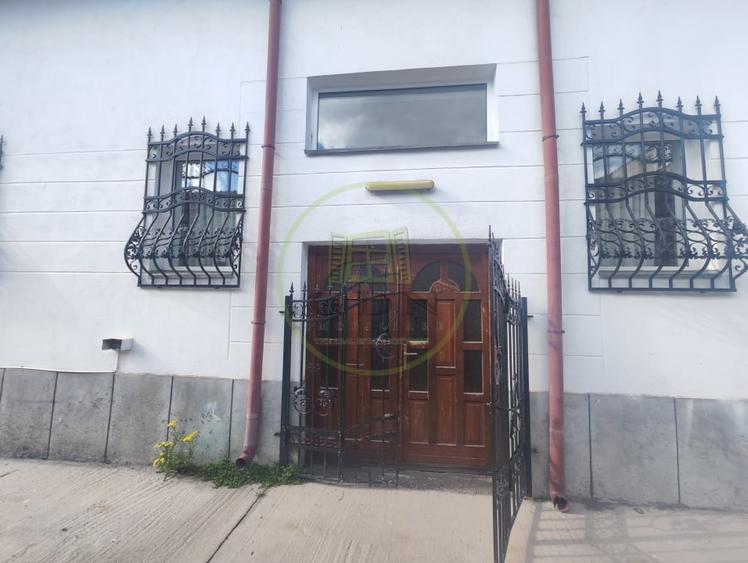 Casă individuală cu 10 camere cu Canalizare în Bariera Vâlcii