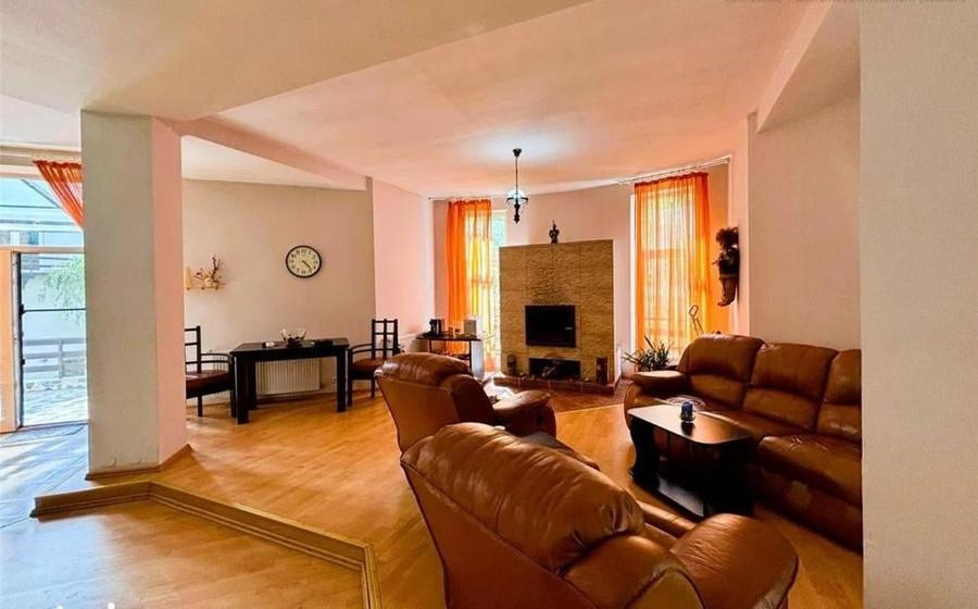 Casă individuală cu 8 camere cu Canalizare în Central