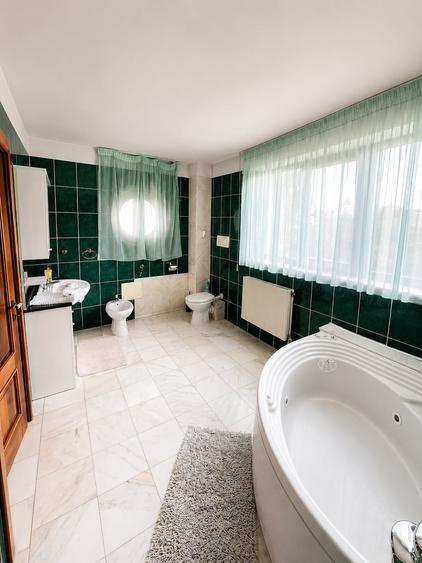 Casă individuală cu 7 camere cu Canalizare în Central