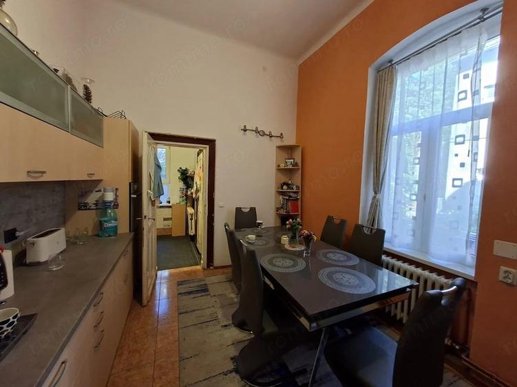 Apartament cu 4 camere decomandat în Central