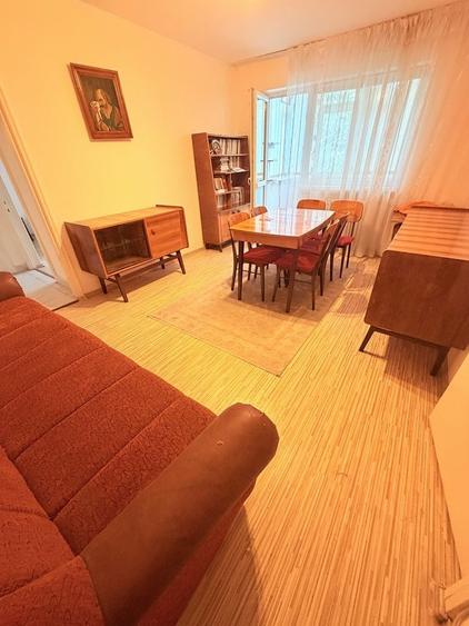 Apartament cu 3 camere semidecomandat în Cuza Vodă