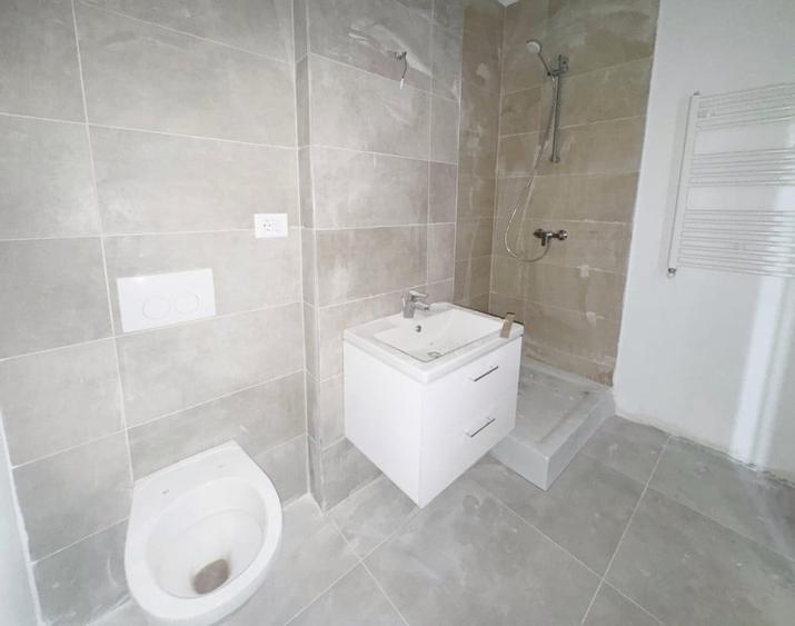Penthouse cu 3 camere decomandat în Aradului
