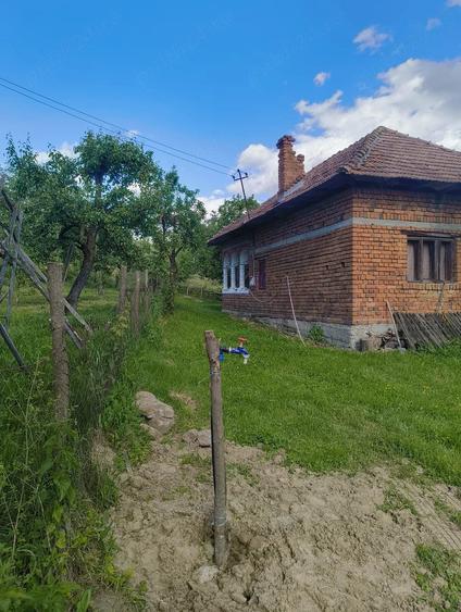 Casă cu 2 camere cu Teren 3536 Mp în Brătești
