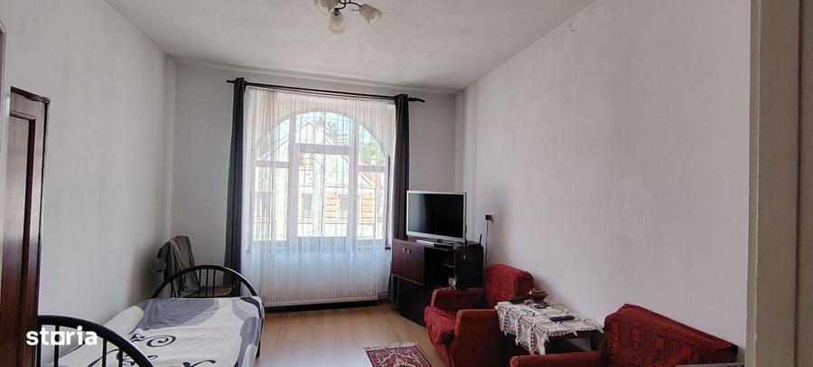 Casă cu 4 camere cu Teren 1180 Mp în Central