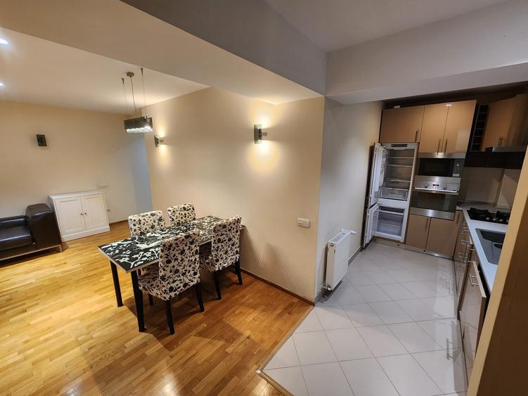 Apartament cu 3 camere semidecomandat în Herăstrău