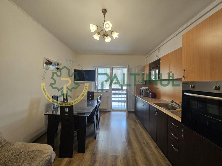 Apartament cu 3 camere decomandat, mobilat în Piața Cluj