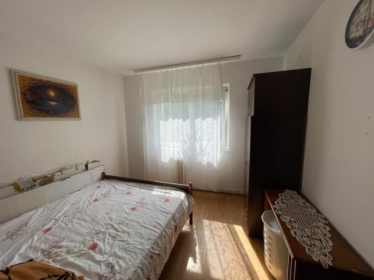 Apartament cu 3 camere semidecomandat în Păcurari