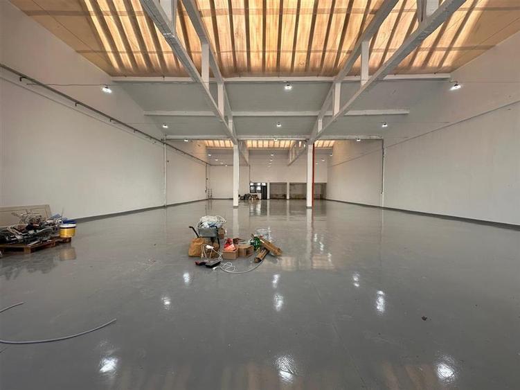 Spațiu comercial, de 2,000 mp, în Baza 3