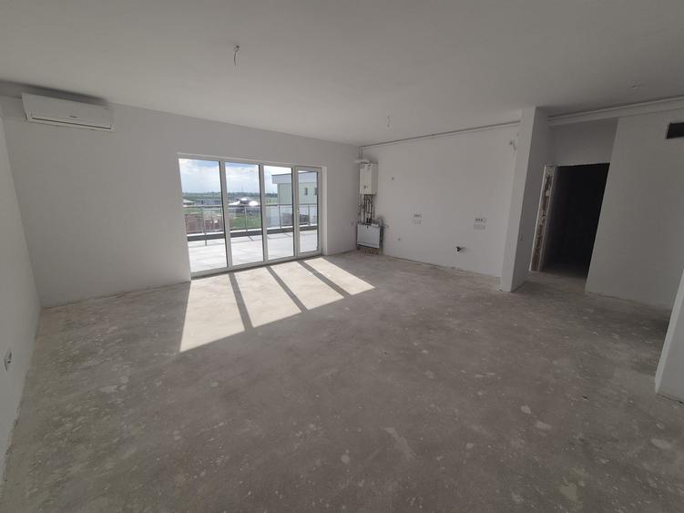 Penthouse cu 4 camere semidecomandat în Vladimirescu