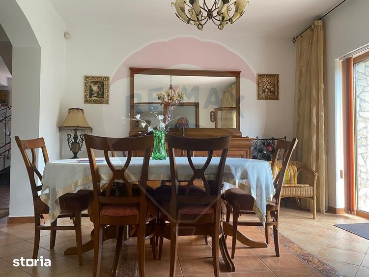 Casă cu 5 camere cu Teren 4600 Mp în Central