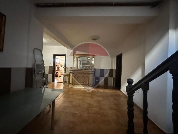 Casă individuală cu 8 camere cu Teren 488 Mp în Domenii