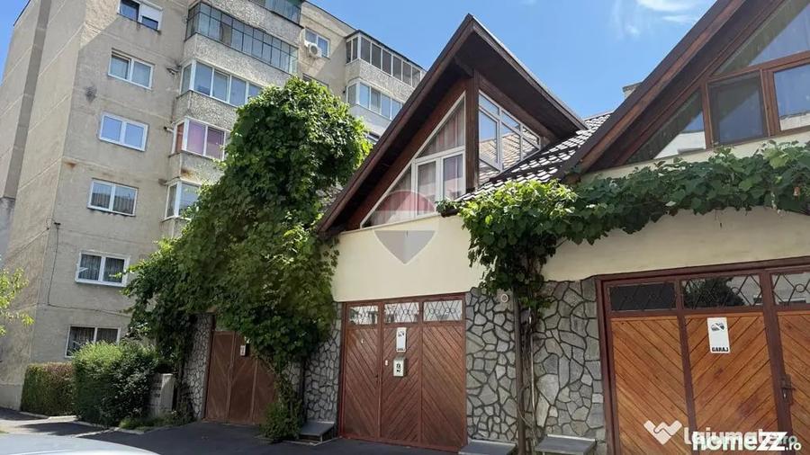 Apartament cu 3 camere semidecomandat în Florilor