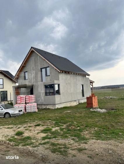 Casă cu 5 camere cu Teren 500 Mp în Sânmartin