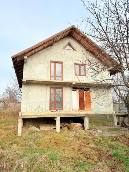 Casă individuală cu 5 camere cu Teren 8800 Mp în Central