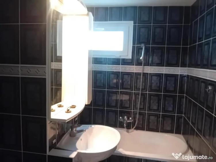 Apartament cu 3 camere decomandat în Mărăței