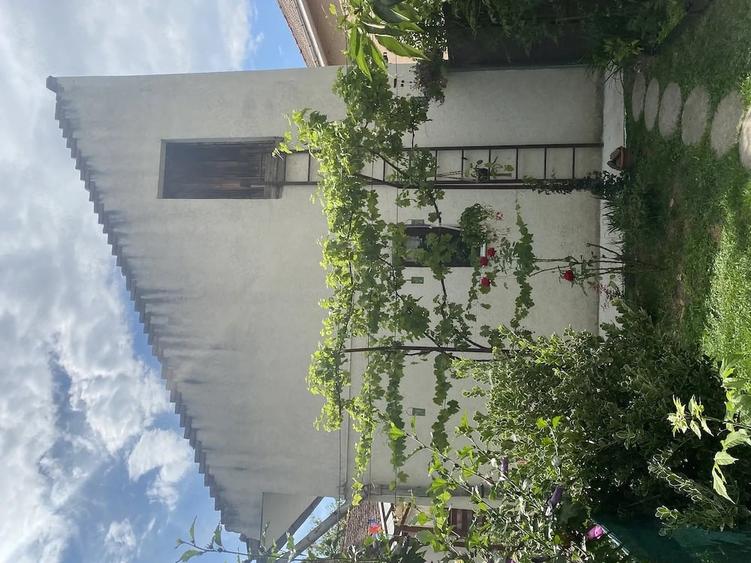 Casă cu Teren 200 Mp în Central