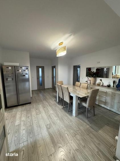 Casă cu 7 camere cu Teren 670 Mp în Recea