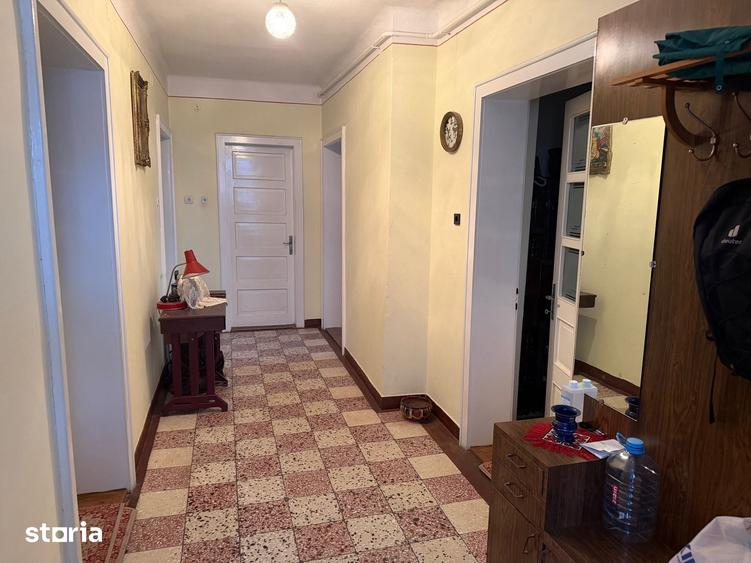 Apartament cu 3 camere decomandat în Central