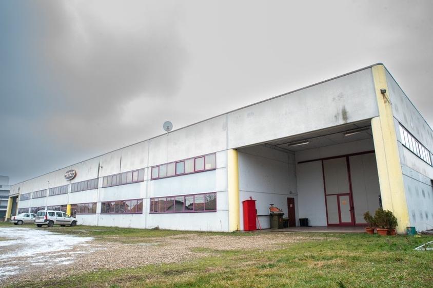 Spațiu industrial, de 3,700 mp, în Plopi