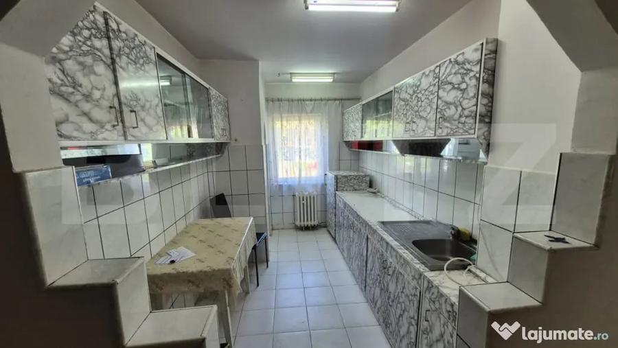 Apartament cu 4 camere semidecomandat în Micro 17