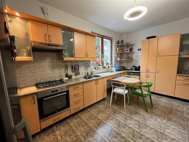Apartament cu 5 camere decomandat în Platou
