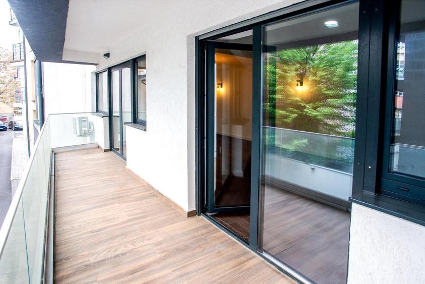 Apartament cu 3 camere decomandat în Polonă