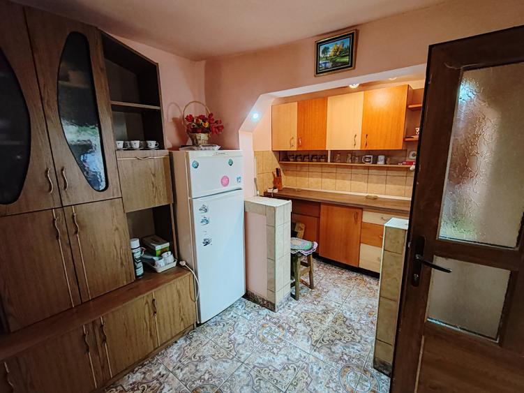 Casă individuală cu 6 camere cu Teren 900 Mp în Șercăița