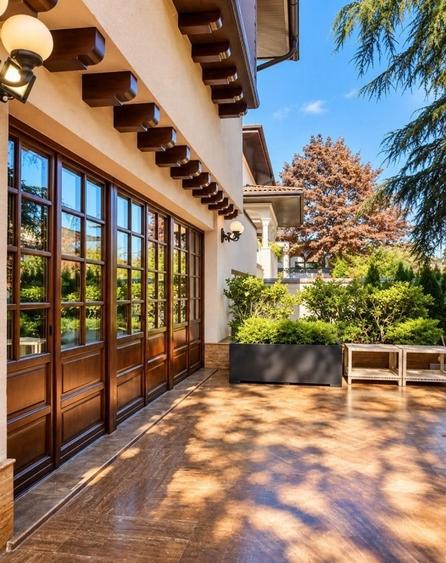 Casă cu 9 camere cu Garaj în Primăverii