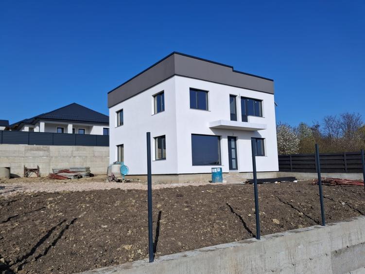 Casă individuală cu 4 camere cu Teren 500 Mp în Central