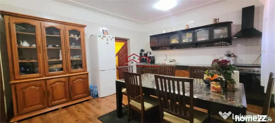 Casă cu 9 camere cu Canalizare în Traian