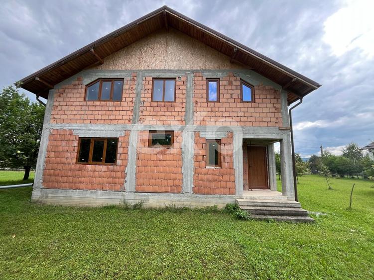 Casă individuală cu 4 camere cu Canalizare în Pucioasa-Sat
