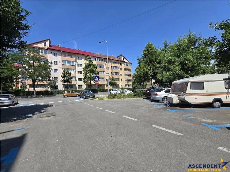 Apartament cu 3 camere decomandat în Noua