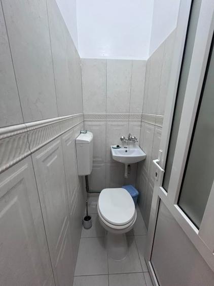 Apartament cu 3 camere semidecomandat, mobilat în Sud