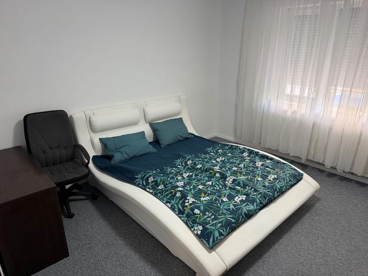 Apartament cu 4 camere decomandat în Exterior Vest