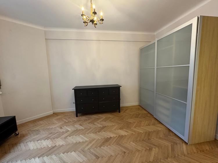 Apartament cu 3 camere decomandat, mobilat în P-ța Amzei