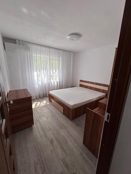 Apartament cu 3 camere decomandat în Libertății