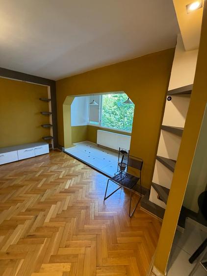 Apartament cu 3 camere decomandat în Girocului