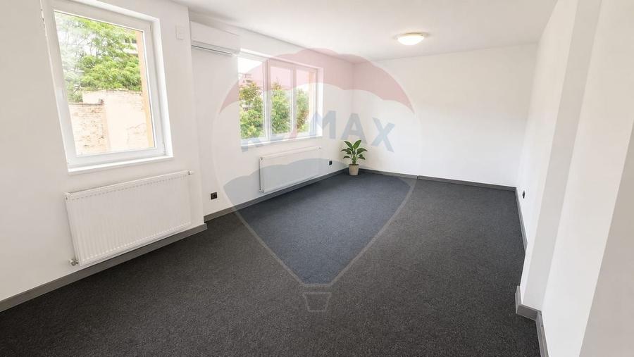 Casă individuală cu 5 camere cu Teren 240 Mp în Vitan