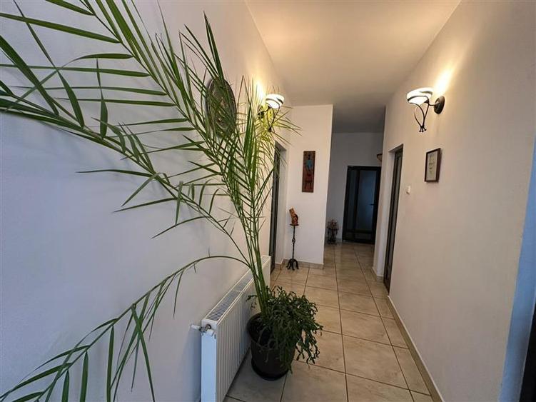 Casă individuală cu 8 camere cu Teren 1000 Mp în Bucium