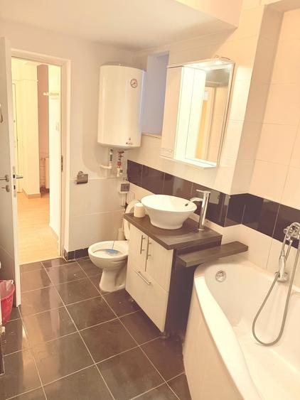 Apartament cu 3 camere semidecomandat în Arcul de Triumf