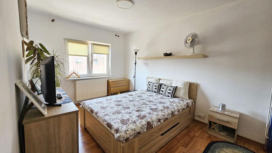 Apartament cu 3 camere decomandat în Tractorul