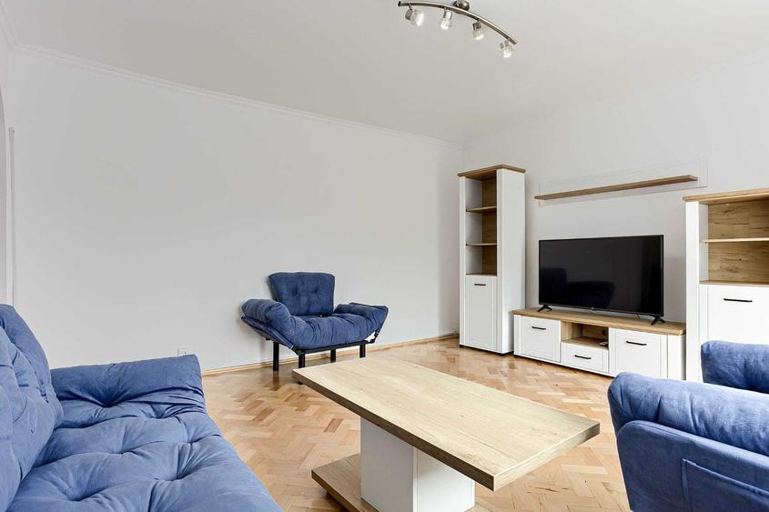 Apartament cu 3 camere decomandat în Exterior Vest