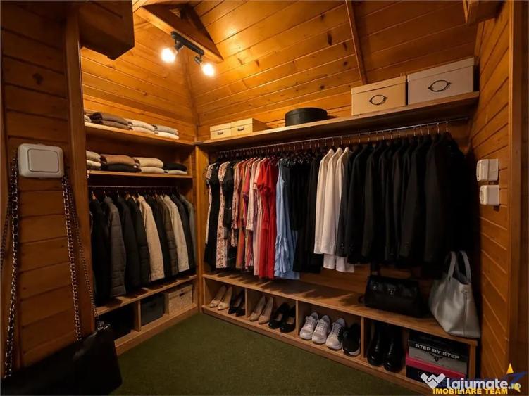 Casă cu 7 camere cu Teren 790 Mp în Central