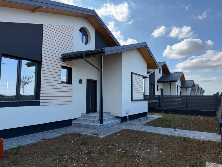 Casă individuală cu 4 camere cu Canalizare în Frumușani