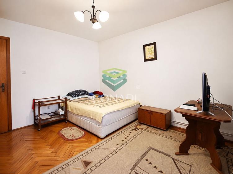 Casă individuală cu 7 camere cu Canalizare în Central